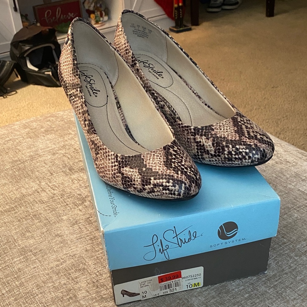 Life Stride Women's Brown Snakeskin Heels